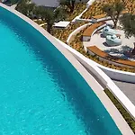 Sandblu Santorini, Lxr & Resort Kamári