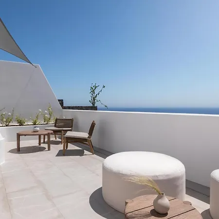 Sandblu Santorini, Lxr & Feriested Kamári